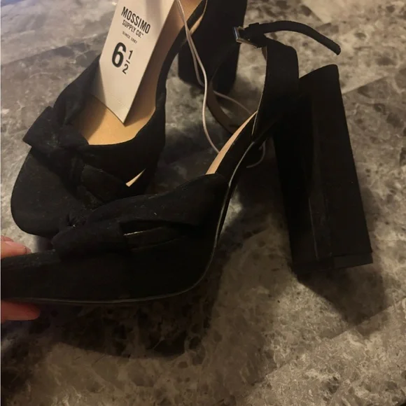 Black heels - Picture 2 of 3